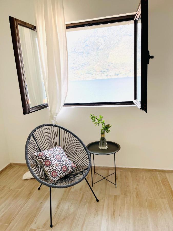 Chic Sea Front Apartment With Breathtaking Kotor Bay View Donji Stoliv Eksteriør billede
